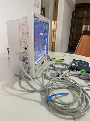 صفحه LCD قابل حمل 12.1 اینچ نشانه های حیاتی مانیتور بیمار با براکت ایستاده