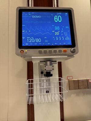 حامل دیواری فلزی قابل تنظیم ارتفاع برای نصب مانیتور بیمار در بخش بیمارستان