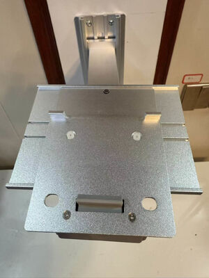 حامل دیواری فلزی قابل تنظیم ارتفاع برای نصب مانیتور بیمار در بخش بیمارستان